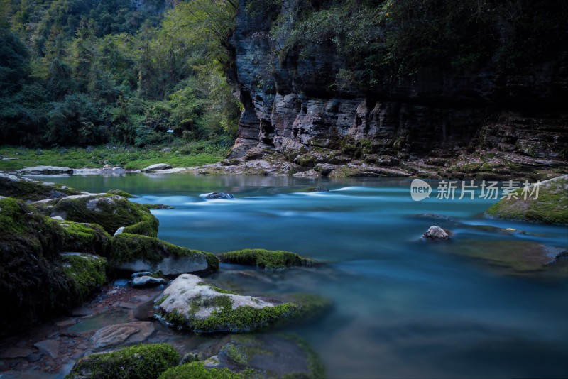 清江古河床山林间清澈小溪的自然风光