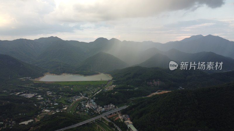 广东东莞：山峰之间出现骤雨