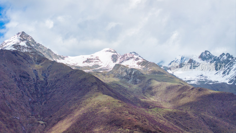 四川阿坝四姑娘山景区附近的雪山