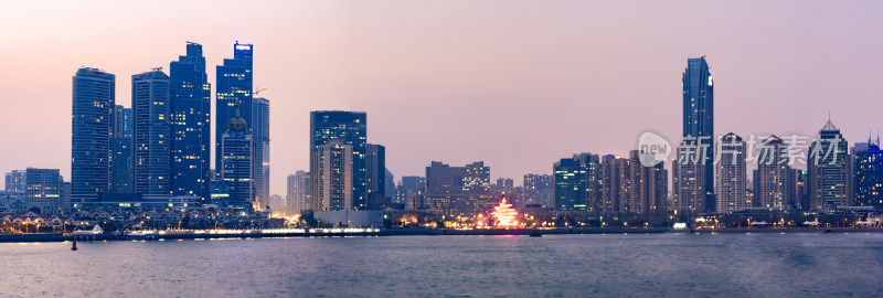 中国青岛市中心，对面五四广场夜景