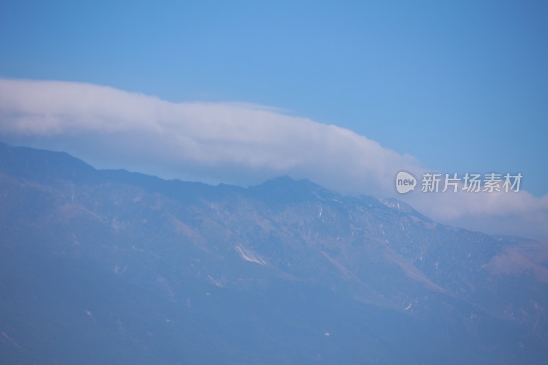 蓝天白云下的连绵山脉苍山洱海壮丽景象