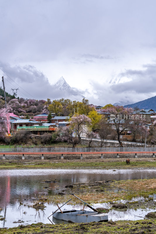 西藏林芝地区藏王故里桃花沟云雾高原村庄