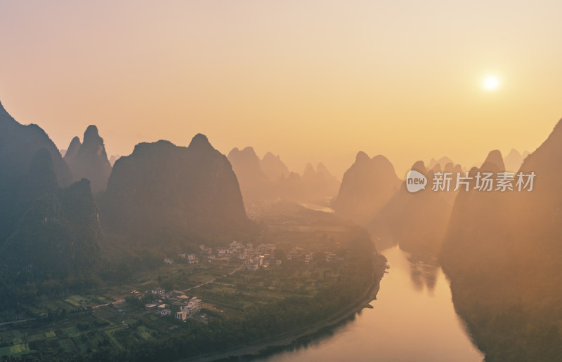 日出时分的桂林漓江山水景观