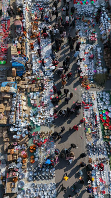 热闹集市俯瞰图，摆满各类物品人群密集