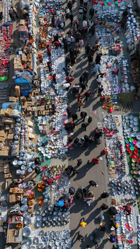 热闹集市俯瞰图，摆满各类物品人群密集