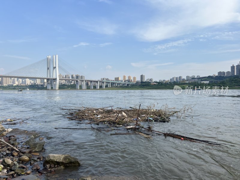 重庆长江流域河面上漂浮的垃圾