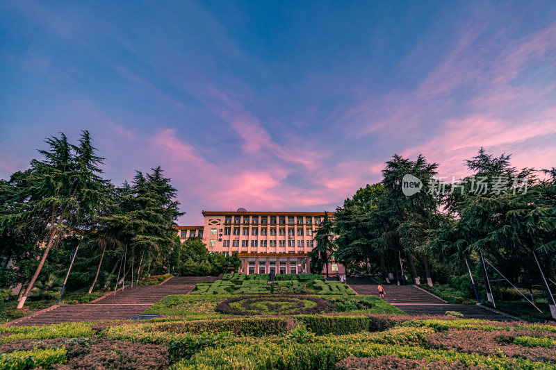 南华大学建筑蓝天白云