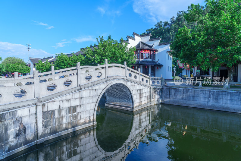 广州南沙蒲洲花园河流石拱桥传统中式建筑