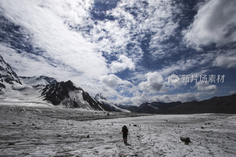 博格达  新疆  天山 蓝天白云下的雪山风景