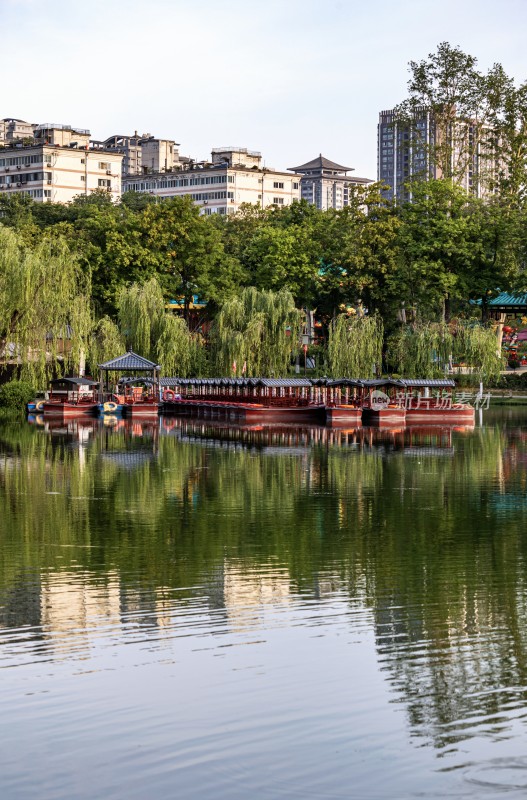 西安兴庆宫湖边古塔与现代高楼倒影景观