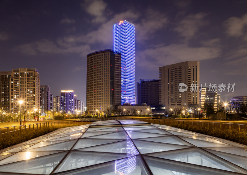 现代化城市夜景中闪耀的高楼大厦