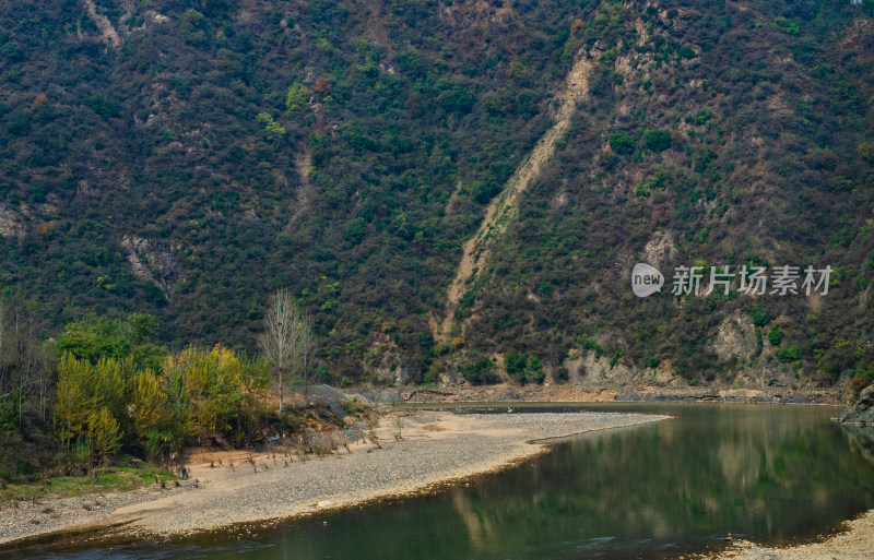 河南洛阳白云山，河岸秋天风景