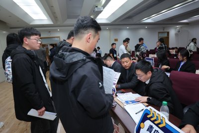 室内人员招聘洽谈场景