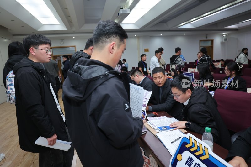 室内人员招聘洽谈场景