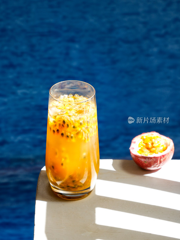 夏日海边的一杯百香果果汁饮品