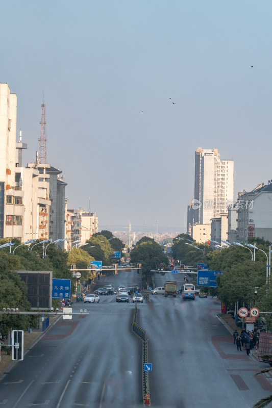 清晨的城市道路