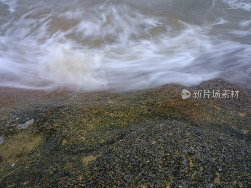 福建平潭岛海边礁石与海浪景象