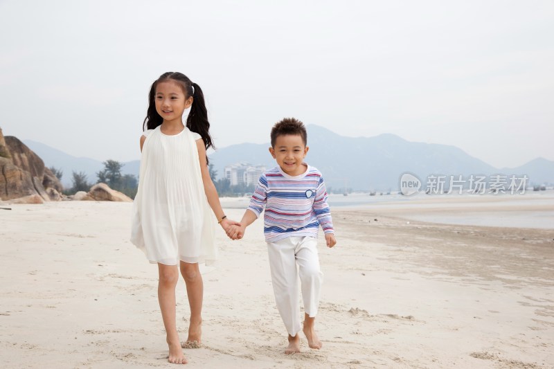 小男孩、小女孩在海滩玩耍