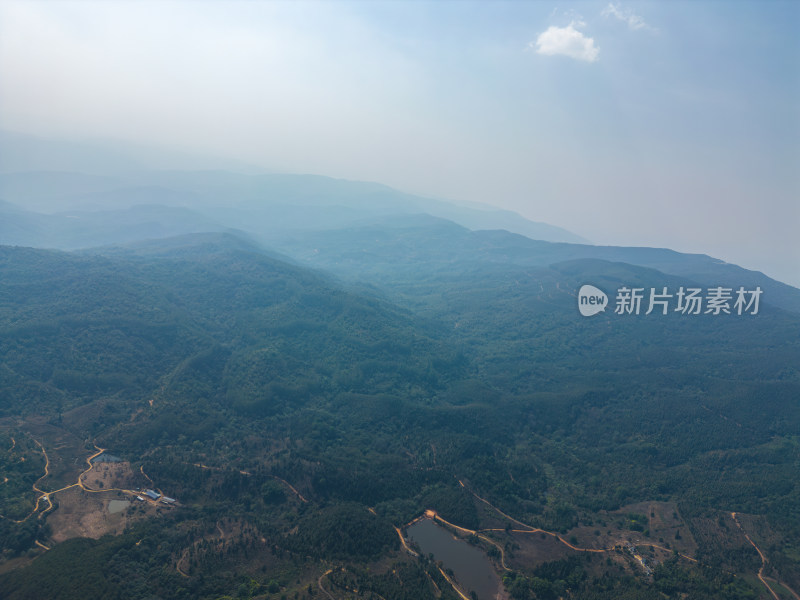 航拍郊外的山脉自然风光