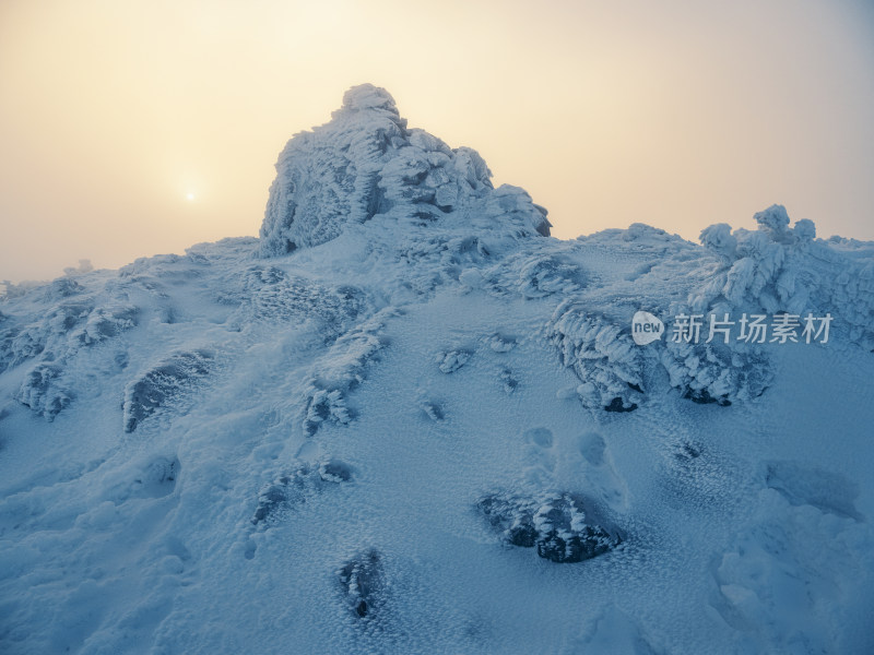 杭州临安太子尖冬季雪后山顶云雾日出