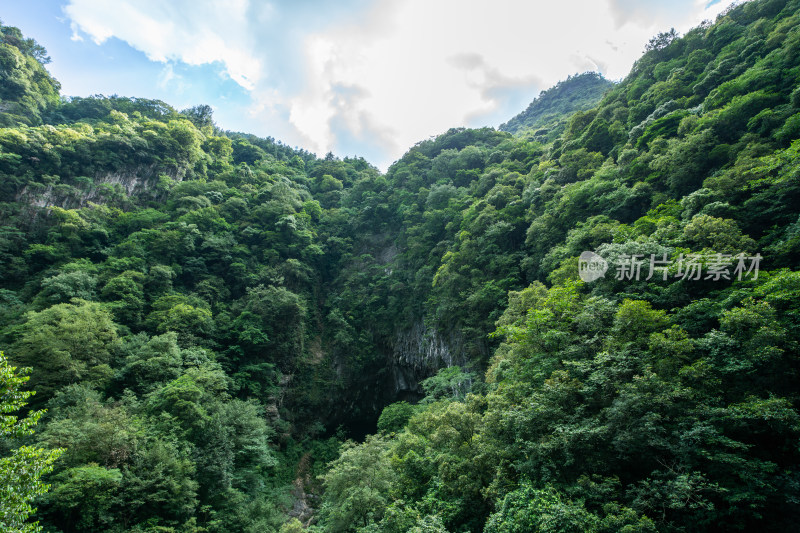 蓝天白云下的大山峡谷