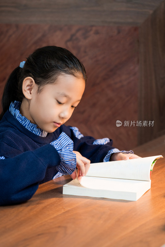 坐在房间内认真看书的中国女孩