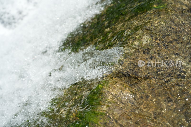 小溪流水