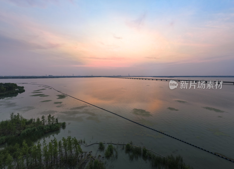 元荡郊野公园 高铁桥梁晚霞下的宁静湖面
