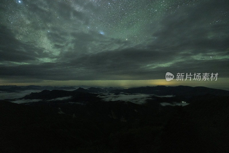 星空下的山脉夜景壮观景象