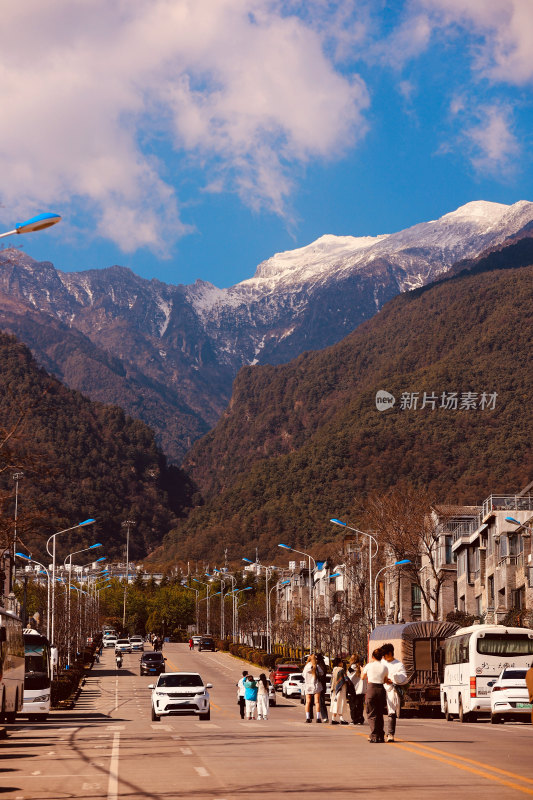 大理苍山雪山下的城镇街道风景