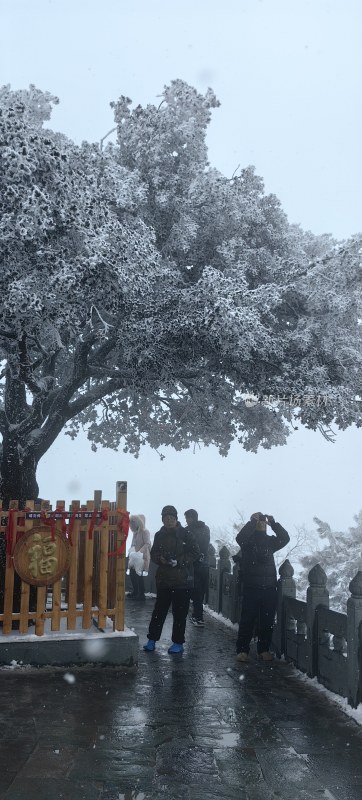 湖北武当山景区金顶冬季大雪登山游客