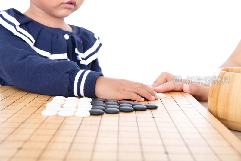 小孩子在棋盘前练习下围棋