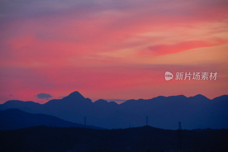 落日余晖下的山峦剪影