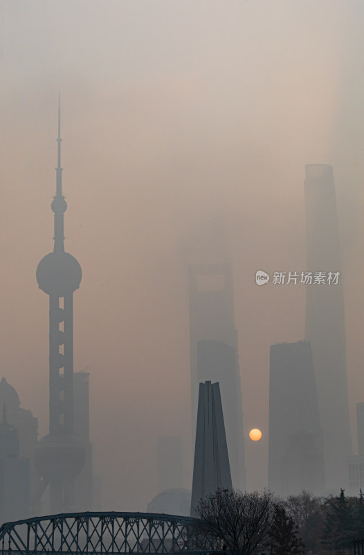 上海外滩外白渡桥陆家嘴城市雾色日出