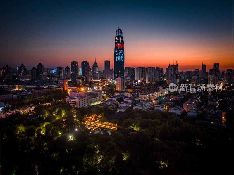 山东济南市历下区济南绿地中心夜景航拍城市