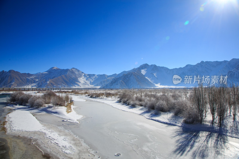 中国西藏冬季拉萨河雪景