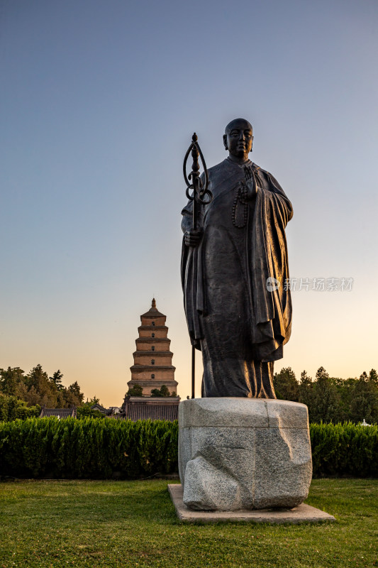 清晨的西安大雁塔大雁塔南广场玄奘雕塑景观