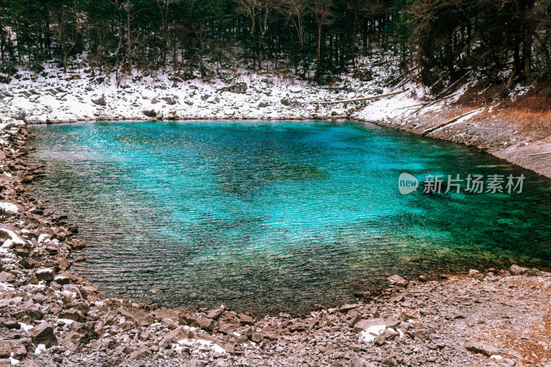 川西九寨沟冬季雪山碧蓝海子唯美