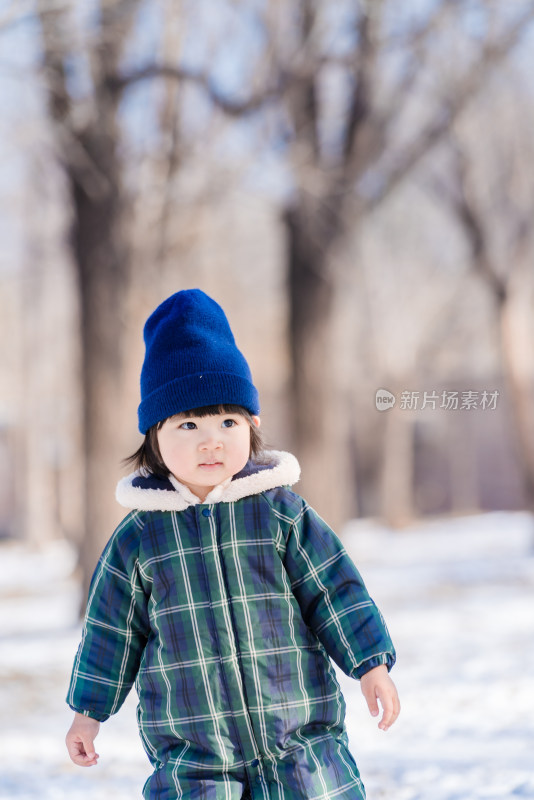 中国北京在公园雪地里玩耍的女童