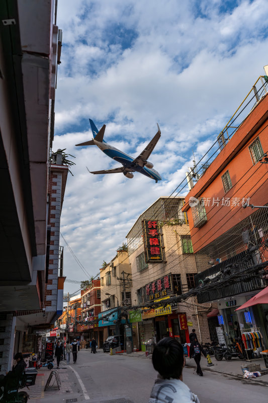 福建厦门朝天宫低空的飞机掠过城市上空