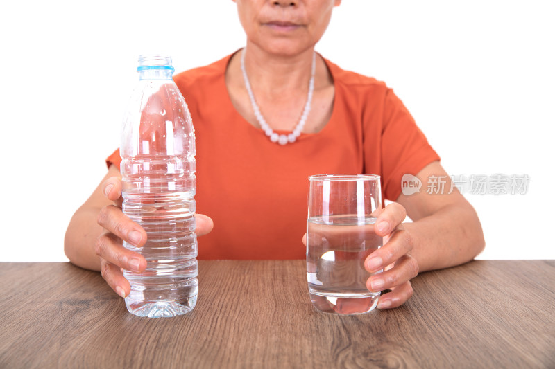 白背景前桌子旁的女性正要喝水