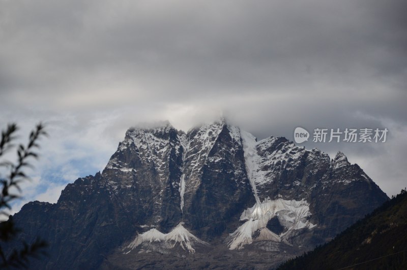 巴松措的雪山和湖泊