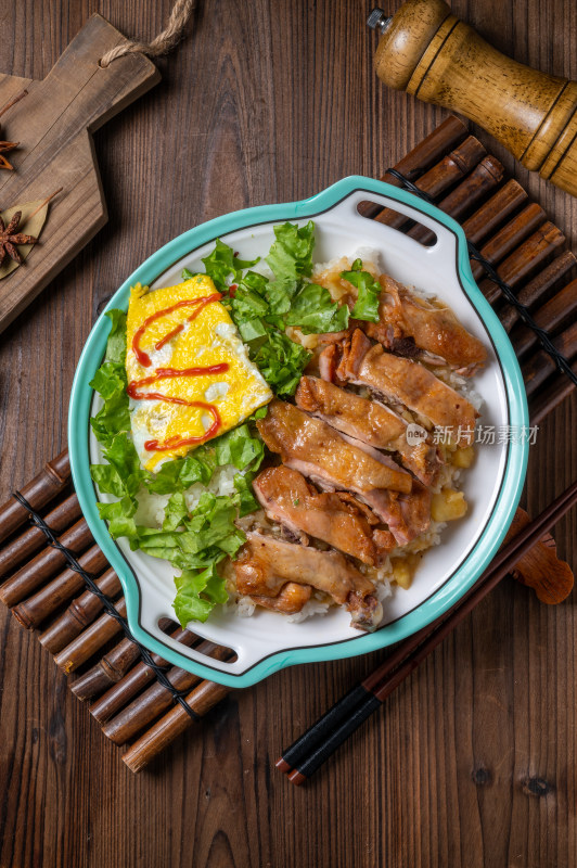 美味鸡肉盖饭搭配煎蛋的美食餐品