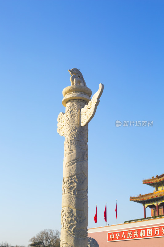 中国北京天安门前的华表在蓝天下
