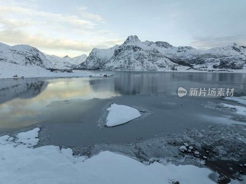 挪威罗弗敦群岛北极圈雷纳冬季雪景高空航拍