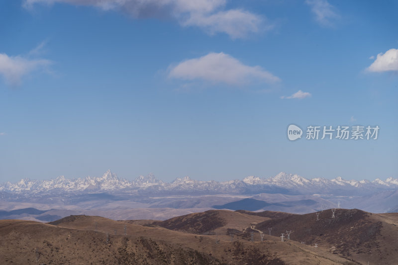 壮丽贡嘎雪山远景下的连绵起伏山脉