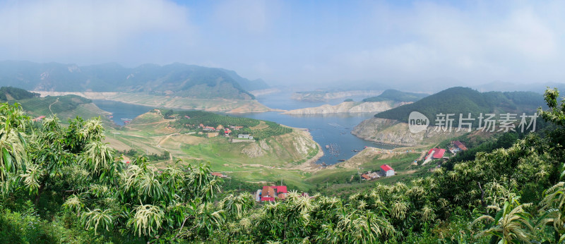 高山上俯瞰丹东宽甸小韭菜沟村庄湖泊全景图