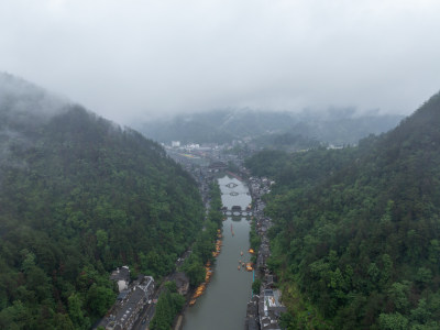 雨天烟雨朦胧的凤凰古城