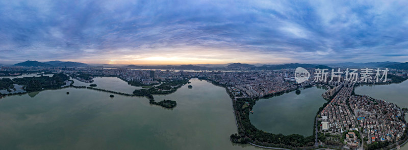 广东肇庆日出城市清晨航拍全景图