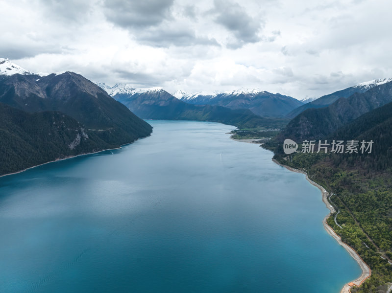 西藏林芝地区巴松错村庄神湖春色高空航拍